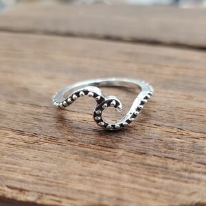 Elegant Silver tone  Wave Ring Size 5 R823